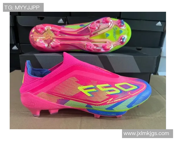 足球明星们的球鞋选择揭秘与推荐，助你提升球场表现与风格