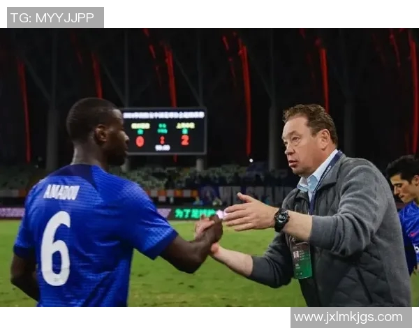 足球明星意外失手引发冲突事件引发媒体热议与球迷关注